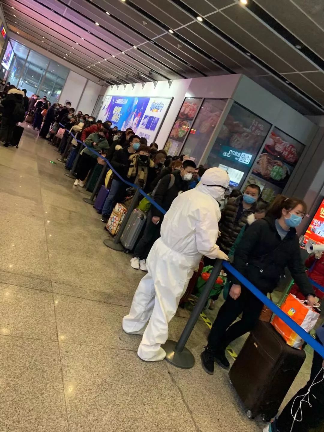 “上海疫情存在面上暴发潜在风险	” 上海的疫情防控形势严峻吗？-第1张图片